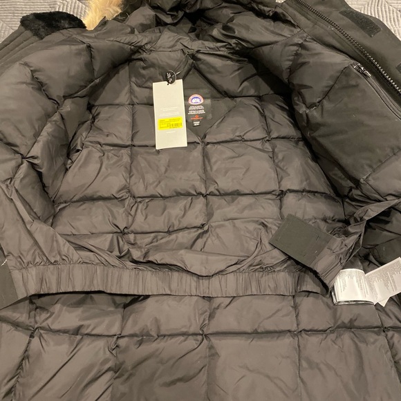 This Canada goose parka has the tags on it still, as well as the hologram tag. - Picture 3 of 5